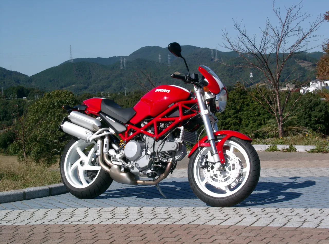 Ducati Monster S2R 2006 naked motor zijaanzicht