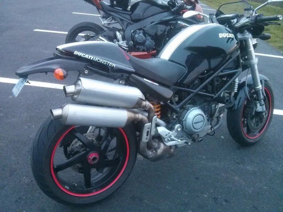 Ducati Monster S2R 1000 uit 2007, zijaanzicht