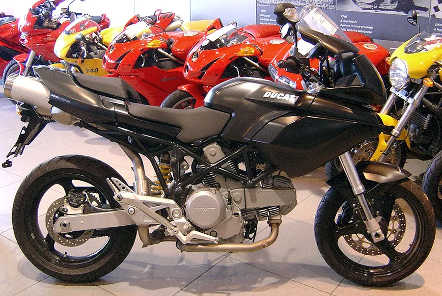 Zwarte Ducati Multistrada 620 Dark zijaanzicht
