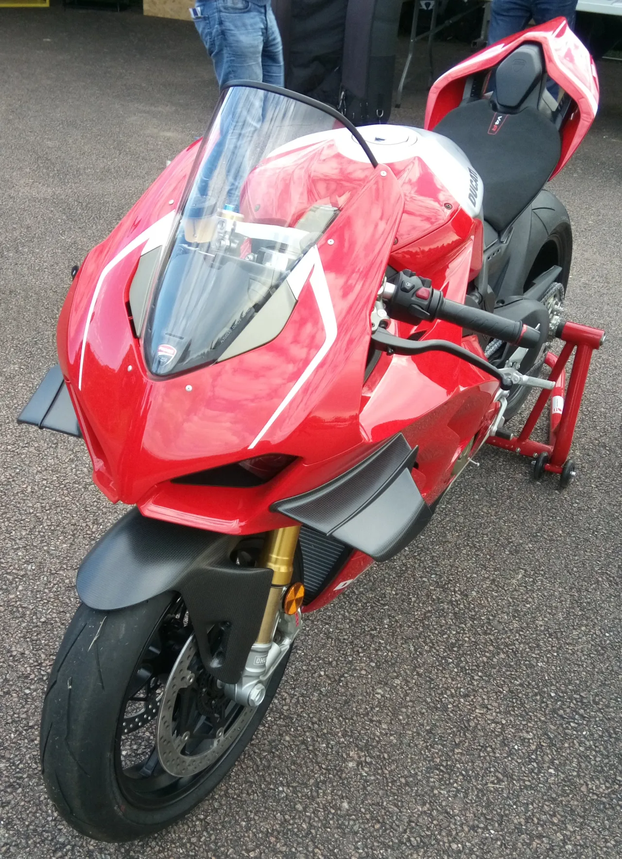 Ducati Panigale V4 R in rood zijaanzicht