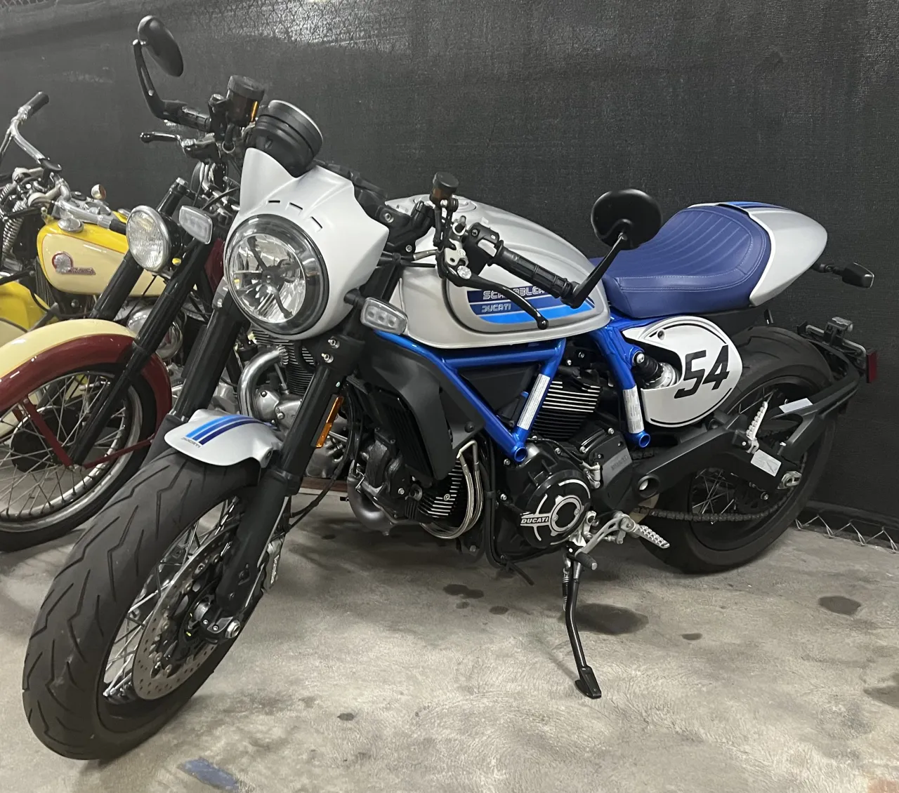 Ducati Scrambler Café Racer in het rood/zwart, zijaanzicht