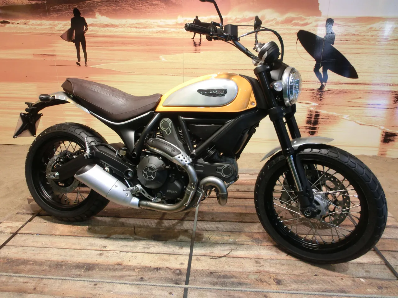 Ducati Scrambler Classic in wit met groene striping, zijaanzicht
