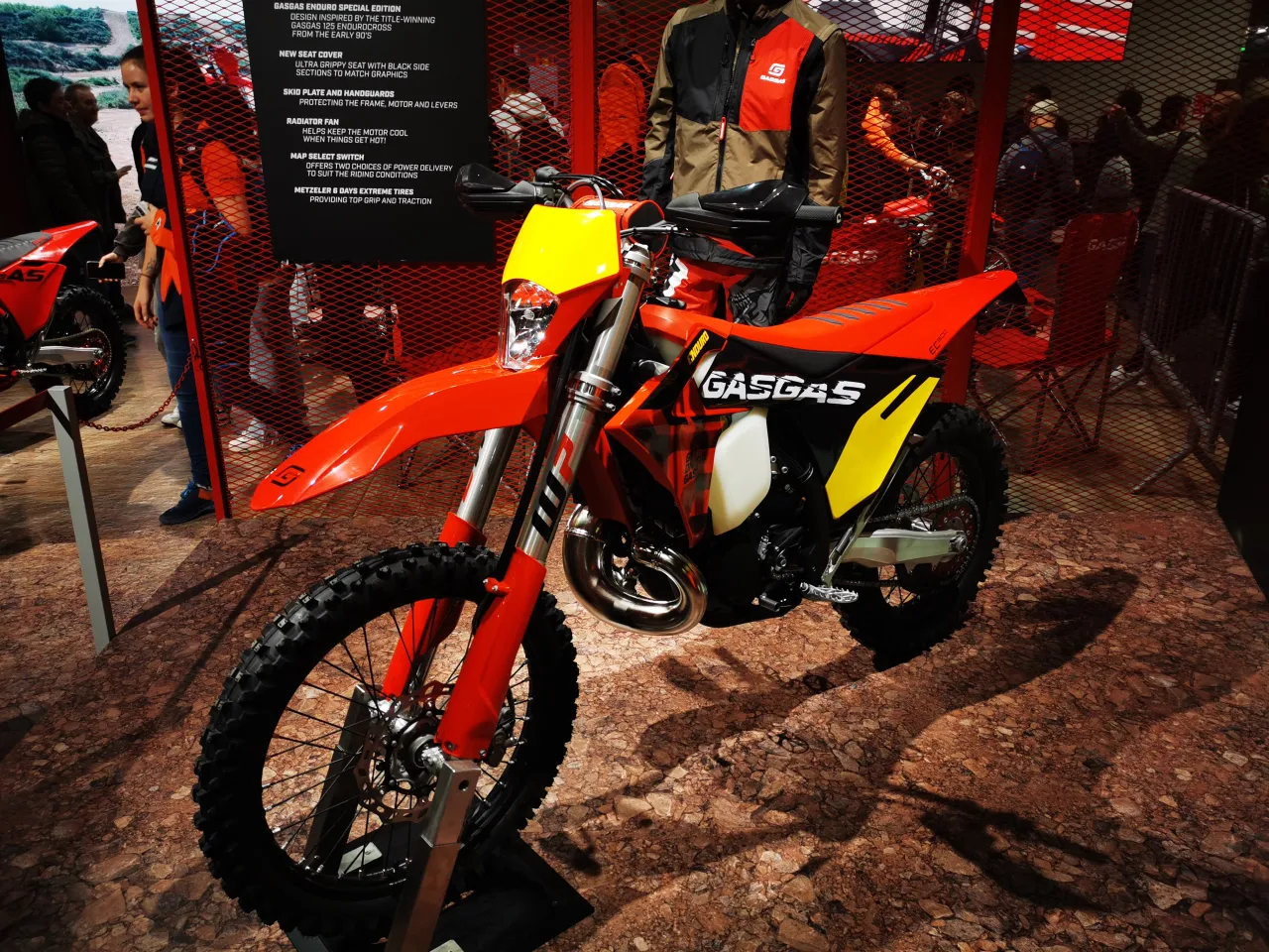 GASGAS EC 300 GP tweetakt enduro op de EICMA beurs 2024