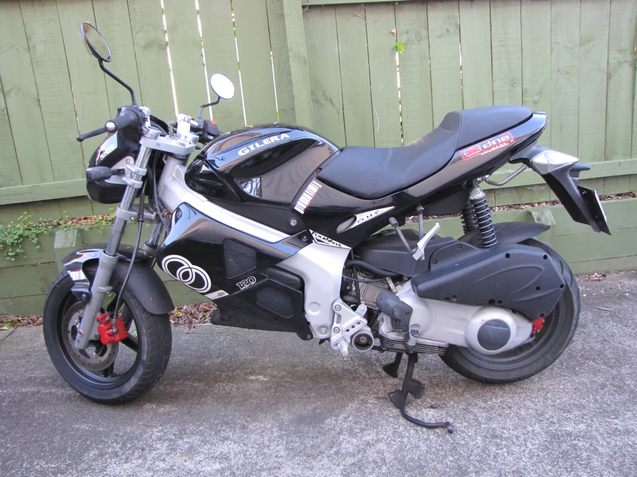 Gilera DNA 180 maxi-scooter zijaanzicht
