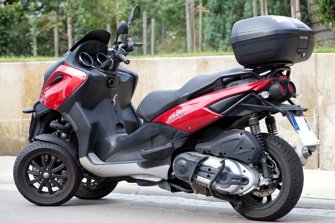 Gilera Fuoco 500 three-wheel scooter side profile