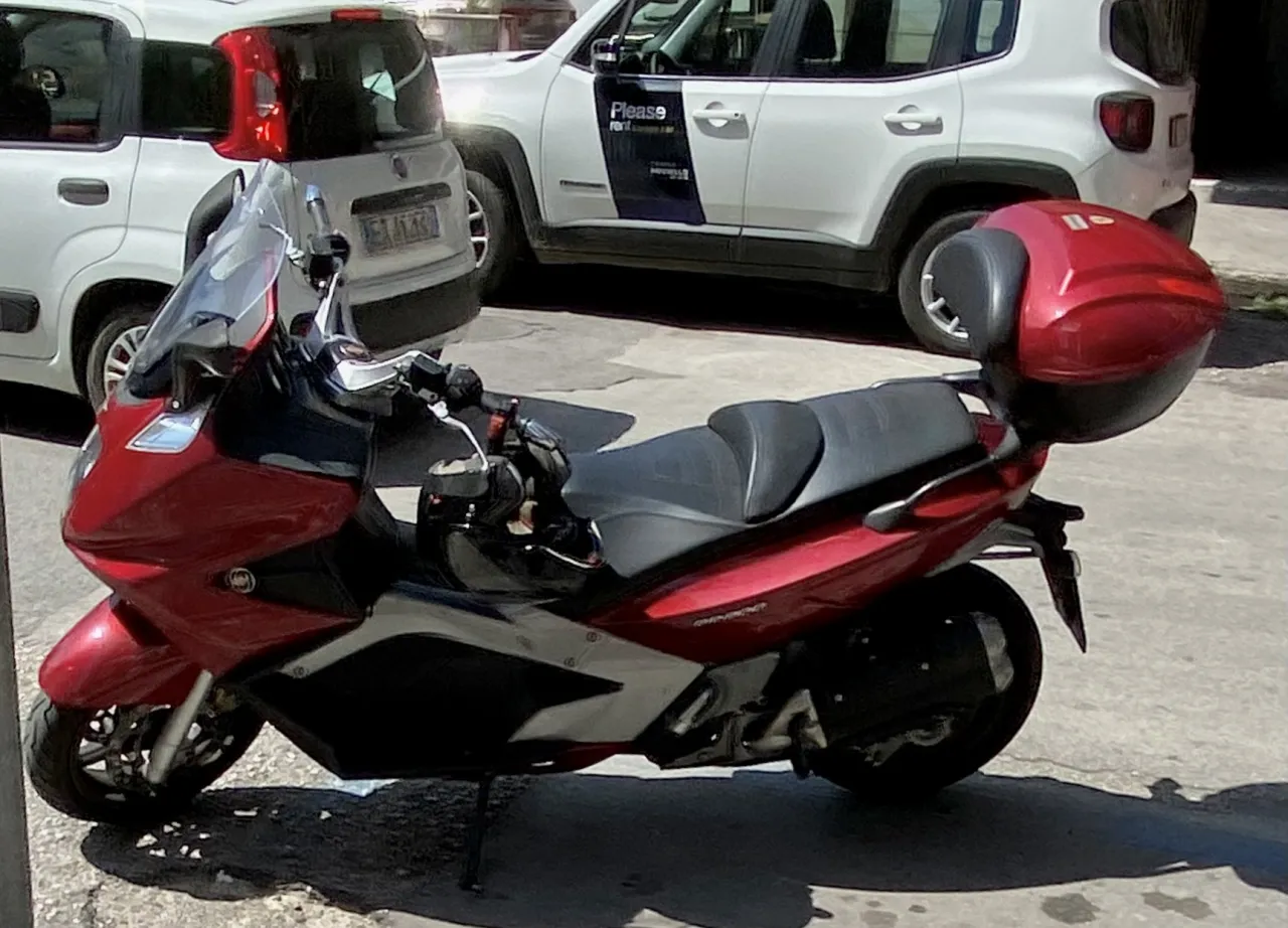 Gilera GP800 maxi scooter side view