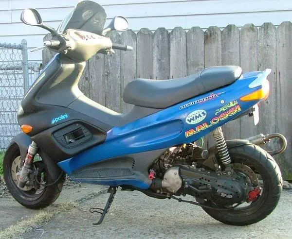 Gilera Runner 125 scooter zijaanzicht