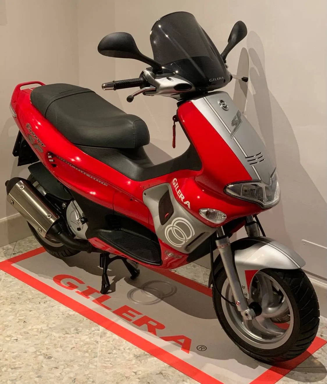 Gilera Runner 180 SP 1999 zijaanzicht in rood