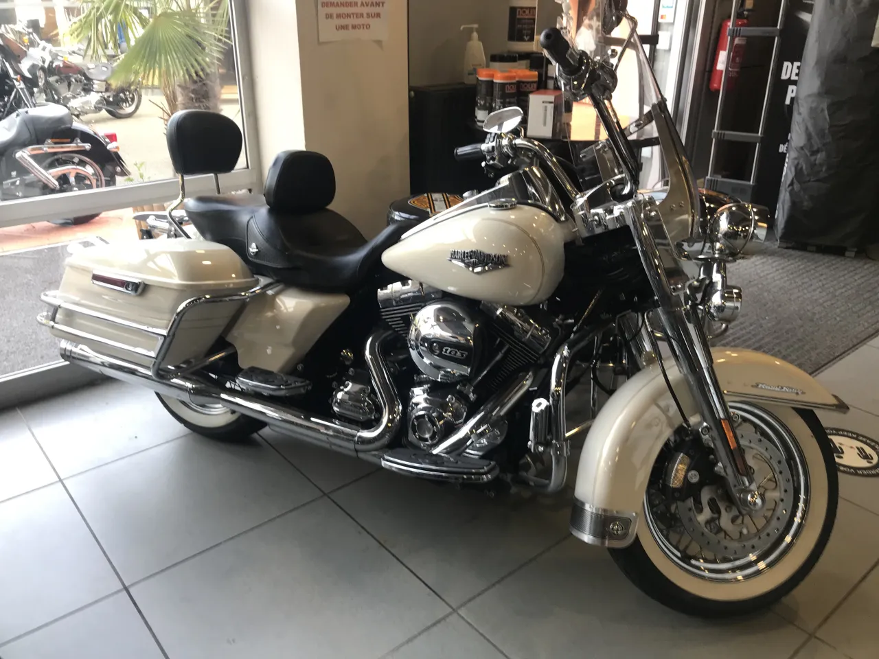 Harley-Davidson Road King Classic 2015 side profile