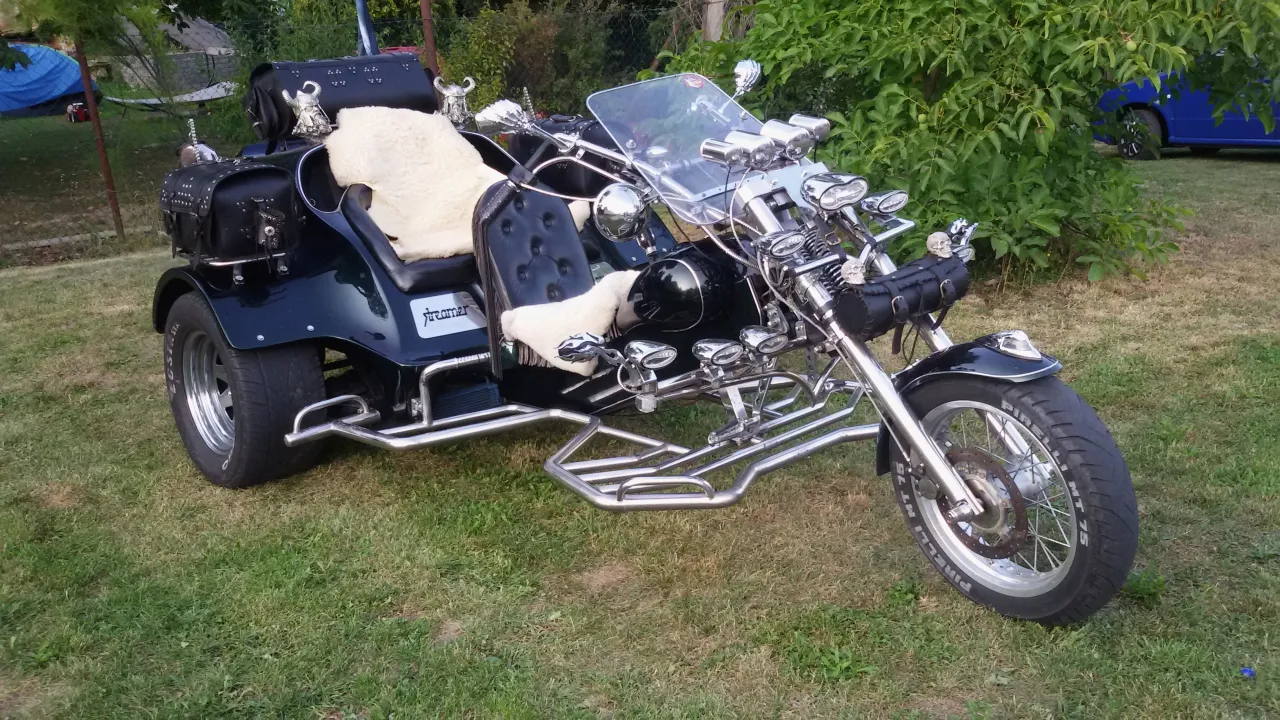 Harley-Davidson Trike side view