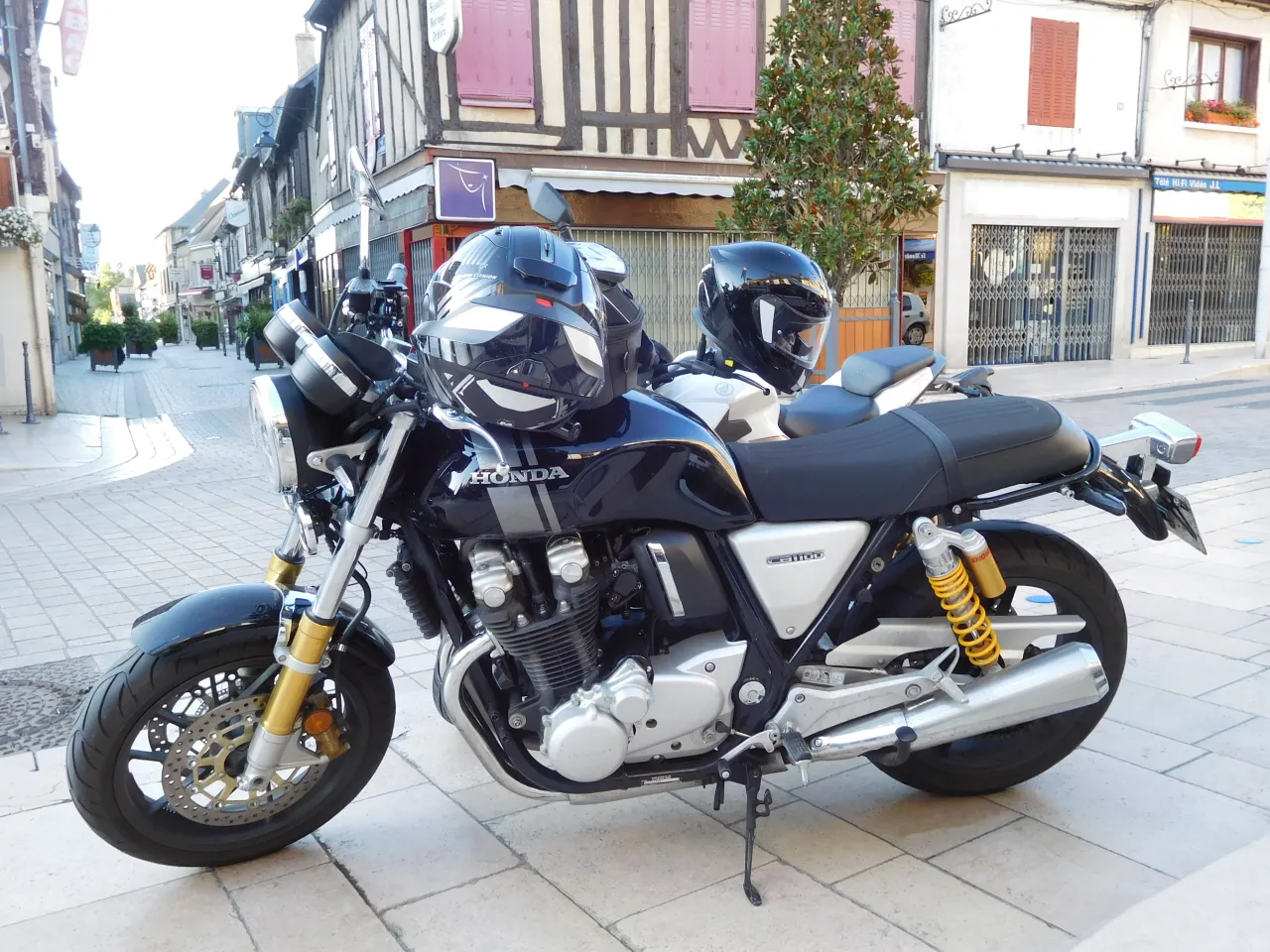 Honda CB1100 links zijaanzicht