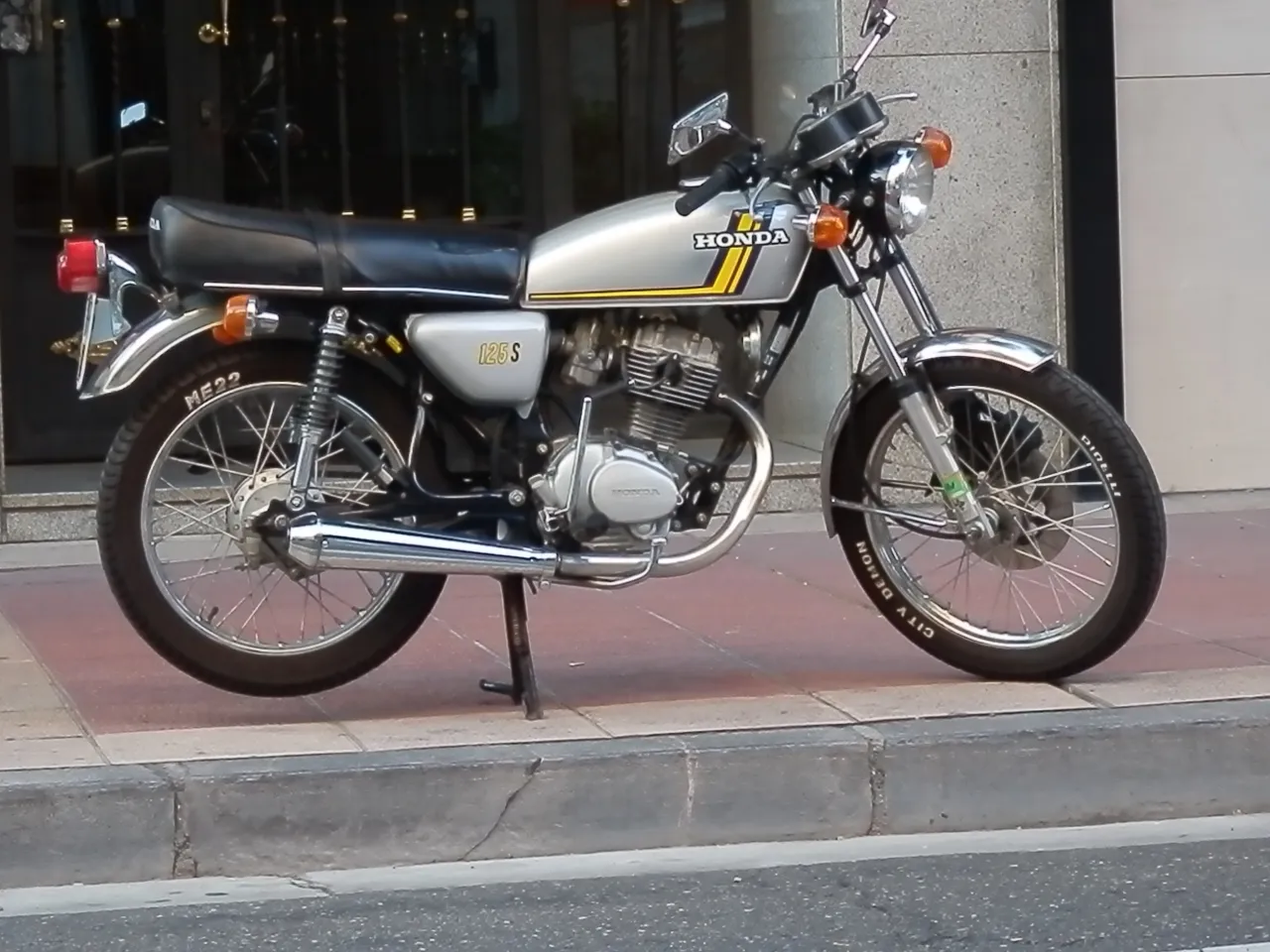 Honda CB 125 klassiek model zijaanzicht
