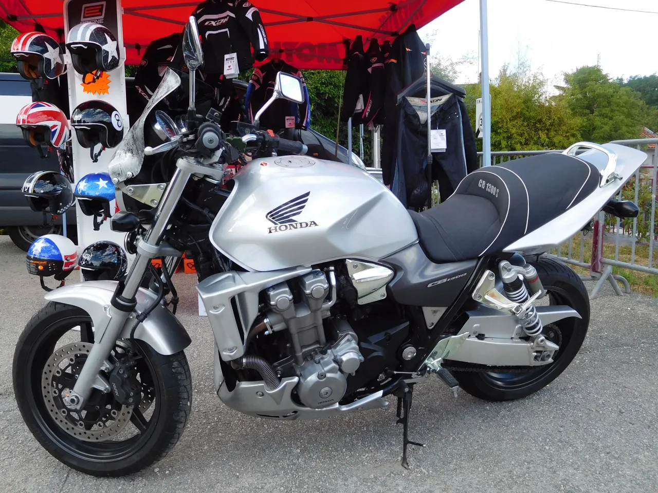 Honda CB1300 linker zijaanzicht