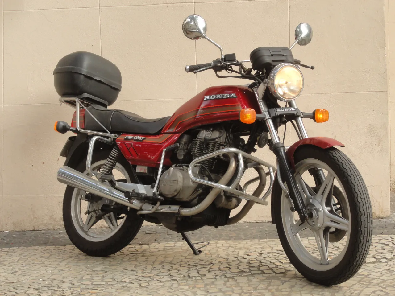 Honda CB 400 nakedmotor zijaanzicht