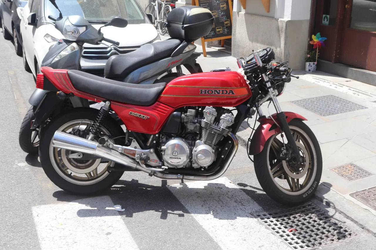 Honda CB 900 F geparkeerd in Triëst