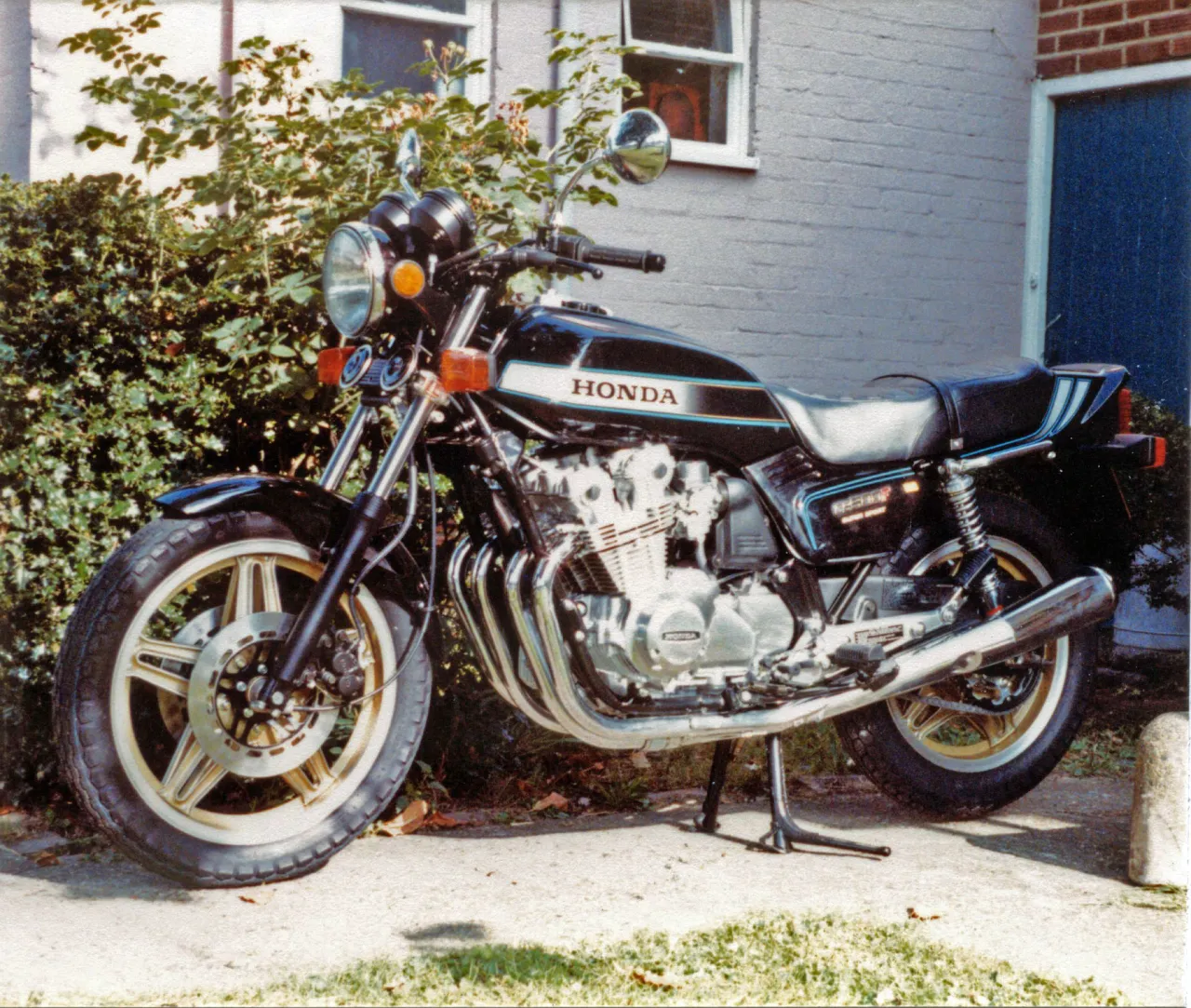 Honda CB 900 F Bol d'Or zijaanzicht op een show