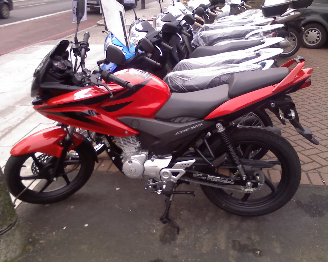 Honda CBF 125 uit 2009, zijaanzicht