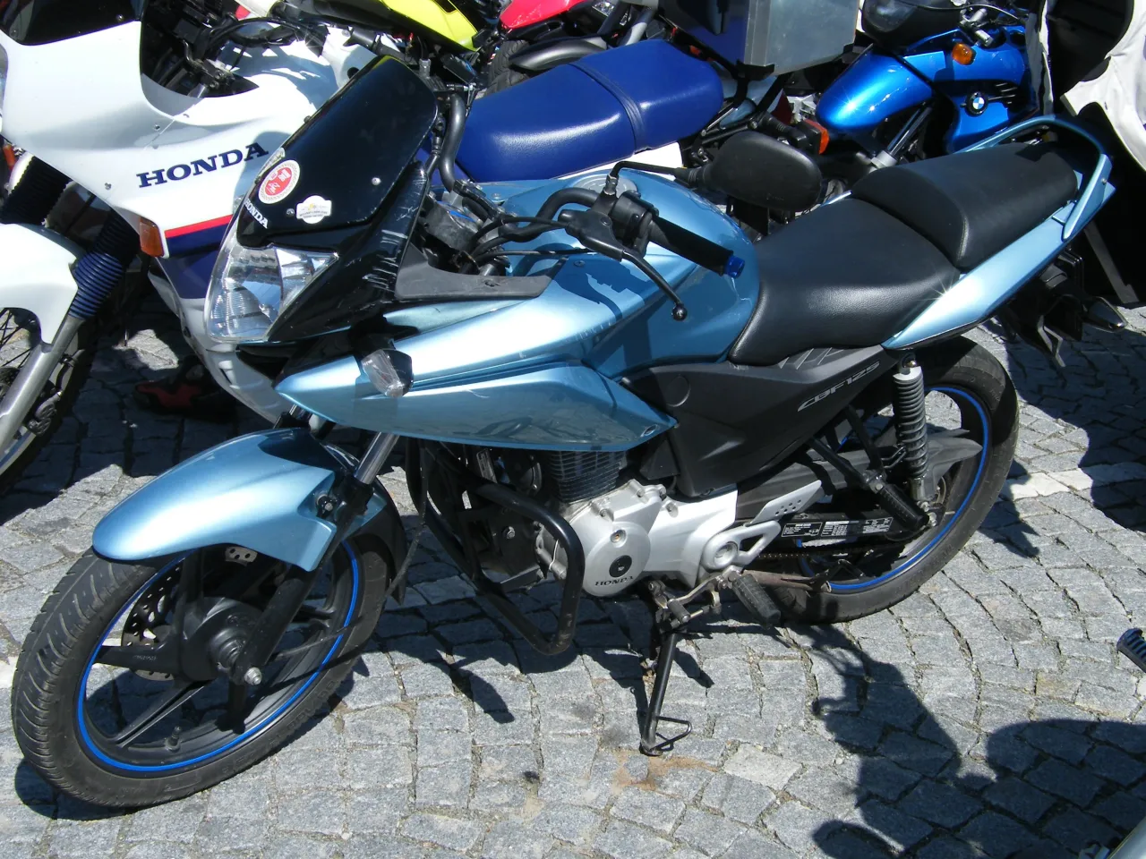 Honda CBF 125 geparkeerd buitenaanzicht