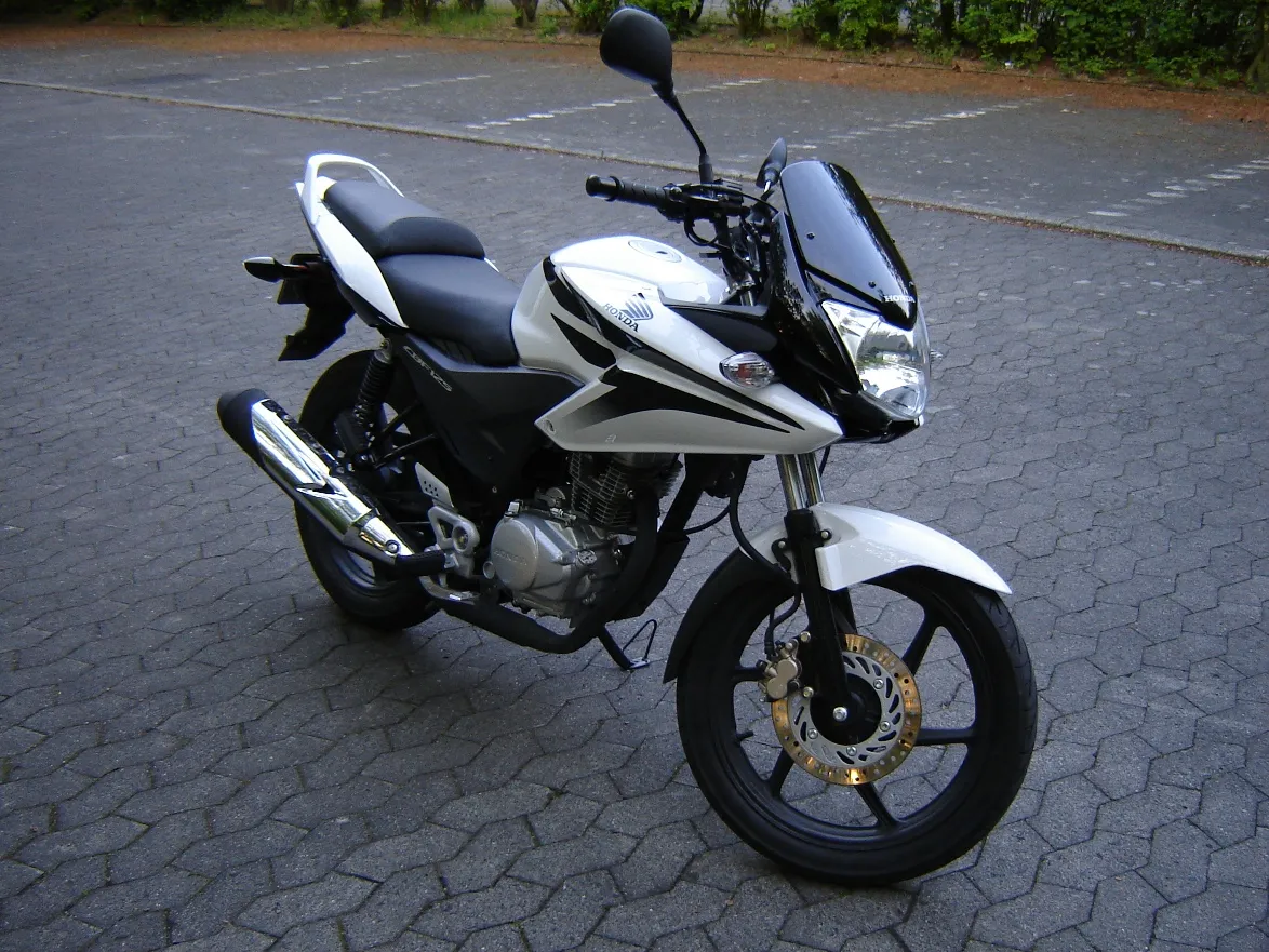 Honda CBF 125 studiofoto zijaanzicht