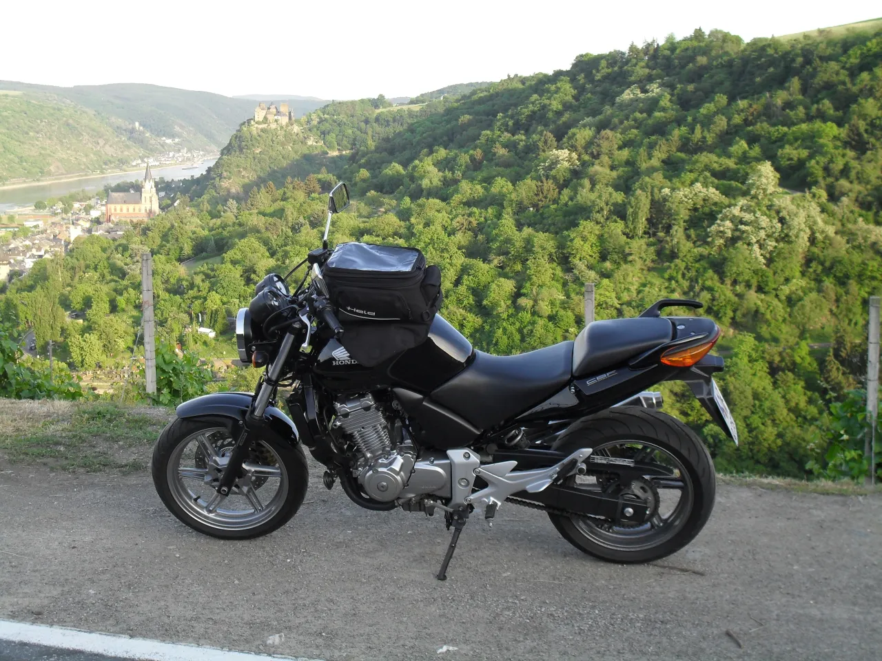 Honda CBF500 geparkeerd boven Oberwesel