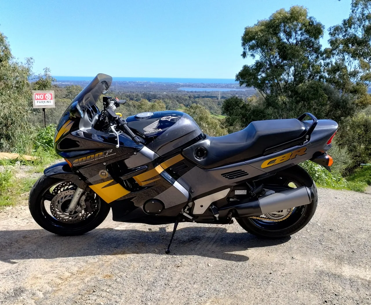 Honda CBR1000F zijaanzicht