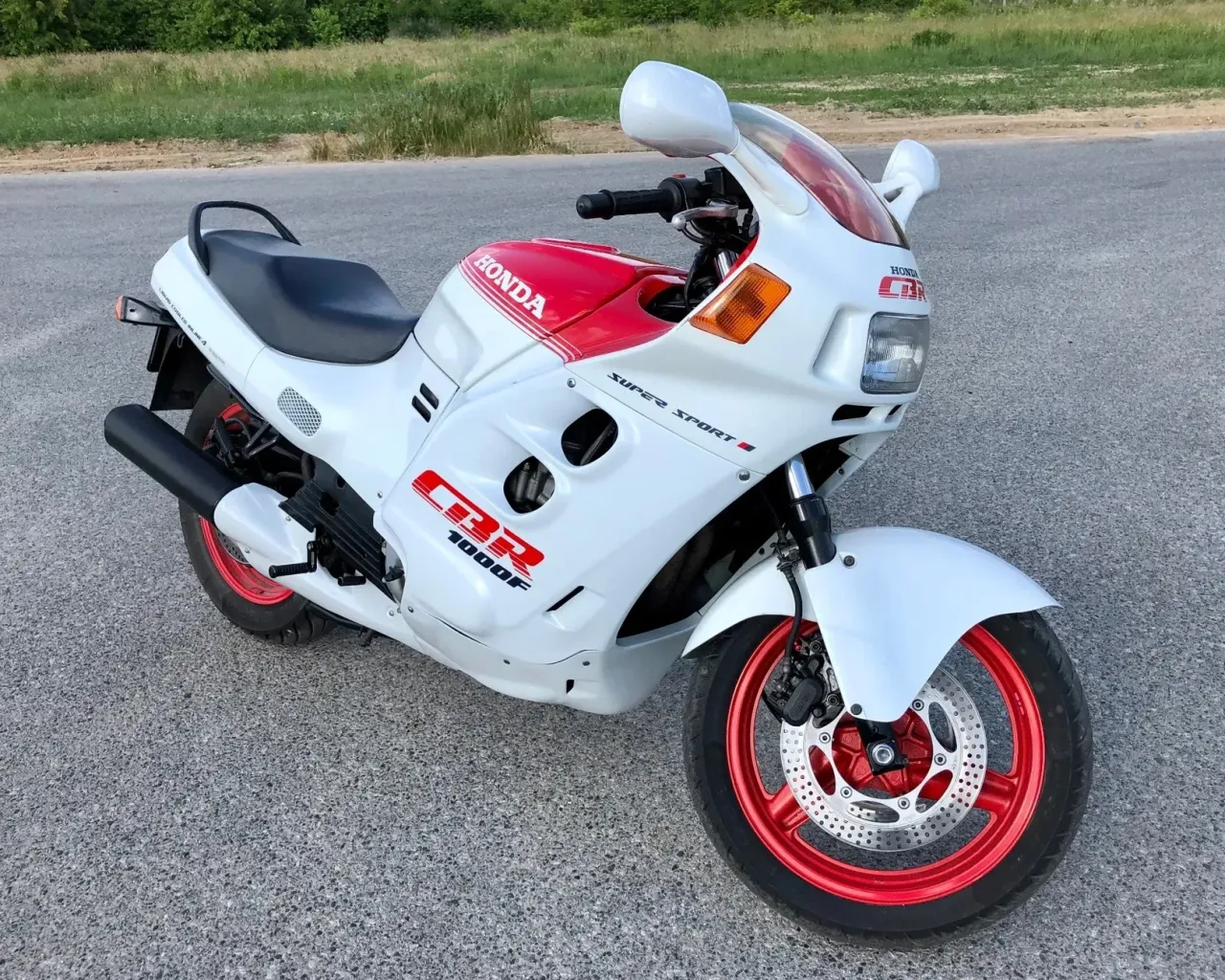 Honda CBR1000F Hurricane 1987 wit-rode uitvoering zijaanzicht