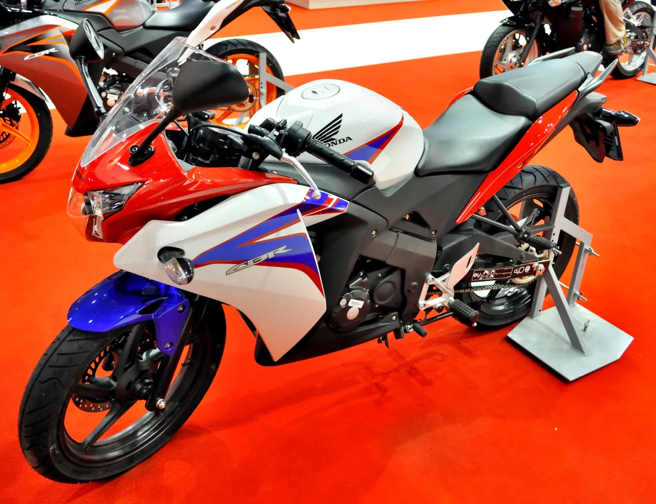 Honda CBR125R 2011 in blauw rood wit tricolor