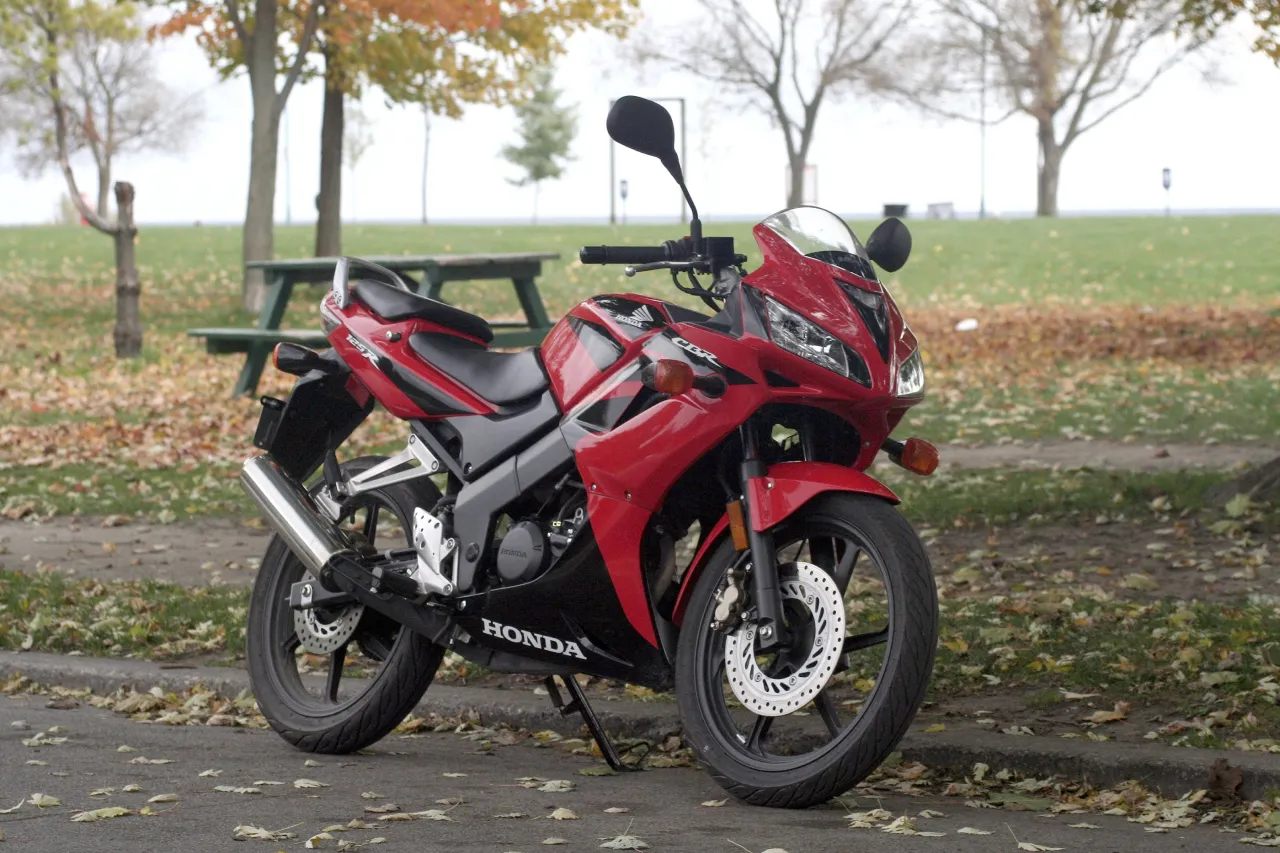 Honda CBR125R 2008 zijaanzicht