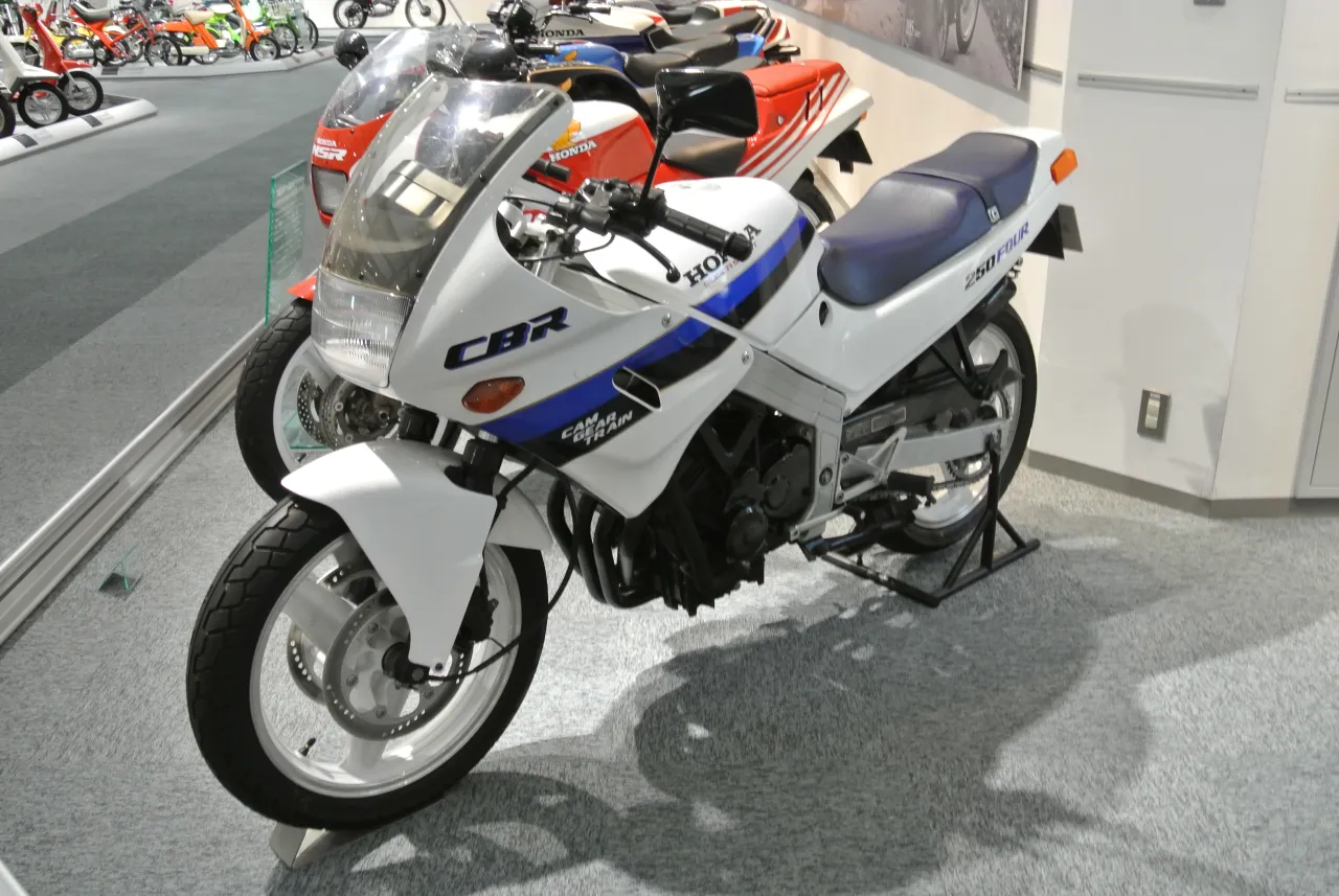 Honda CBR250 Four in het Honda Collection Hall museum