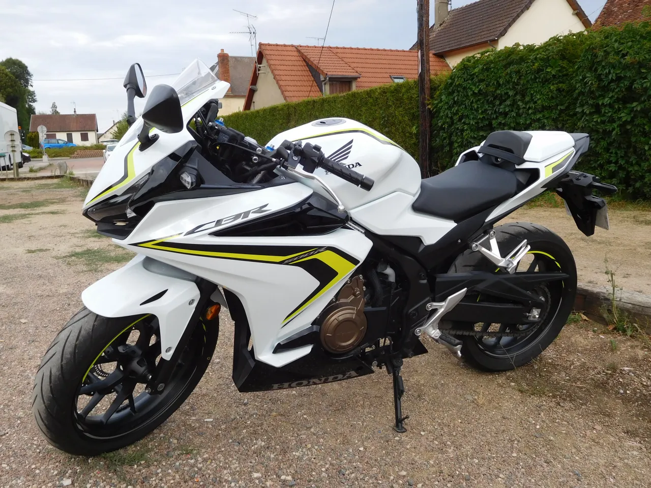 Honda CBR 500 R in wit, zijaanzicht