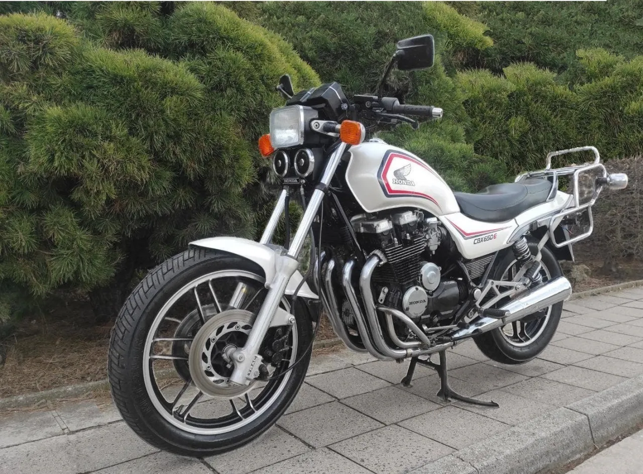 Honda CBX 650 E in rood, 3/4 zijaanzicht