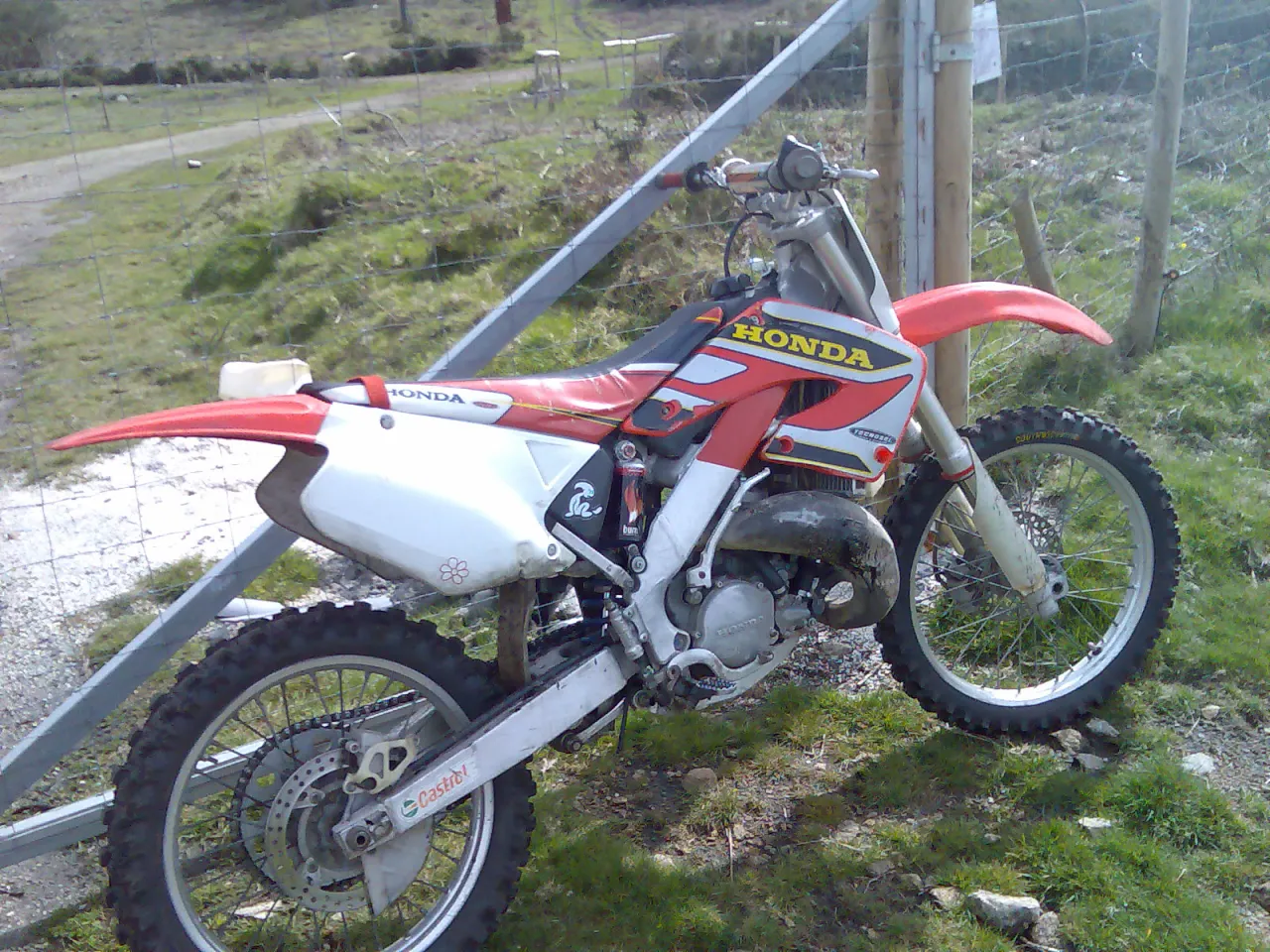 Honda CR 125 motocrosser uit 2001, zijaanzicht