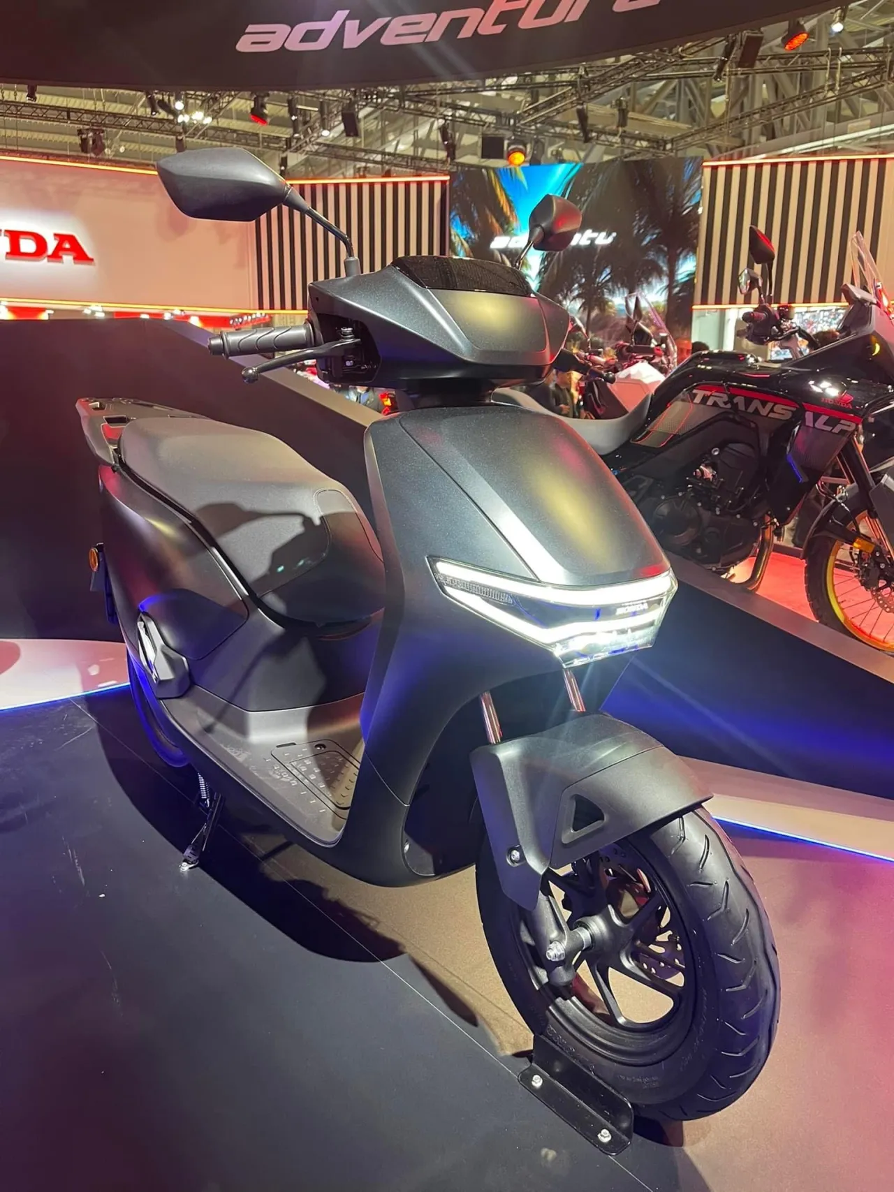 Honda CUV e 2025 elektrische scooter, zijaanzicht
