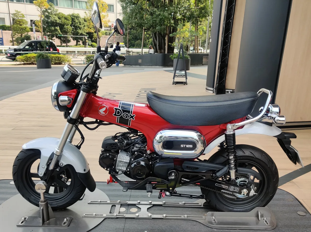 Honda Dax 125 moderne versie zijaanzicht