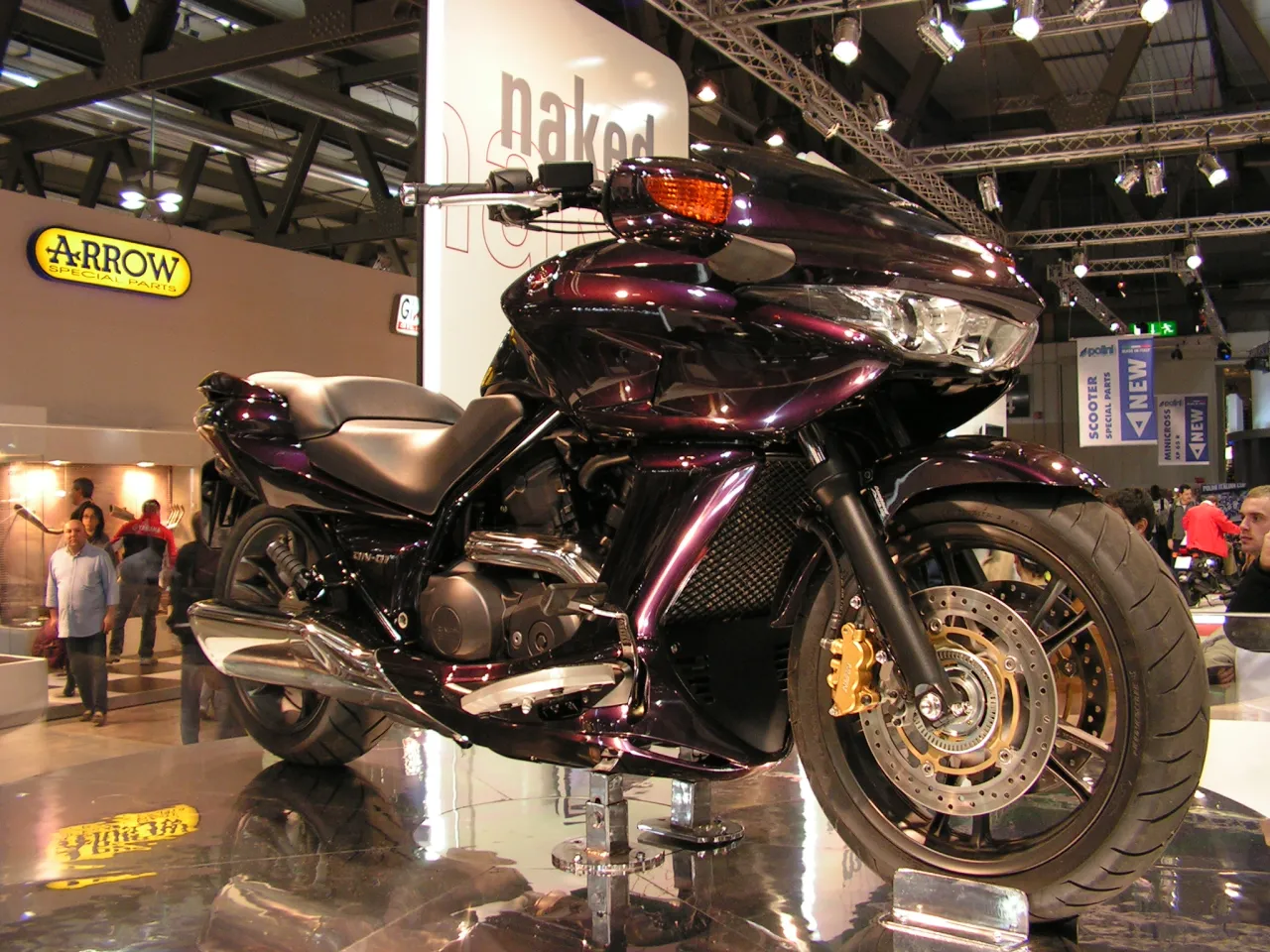 Honda DN-01 automatische cruiser in blauw zijaanzicht