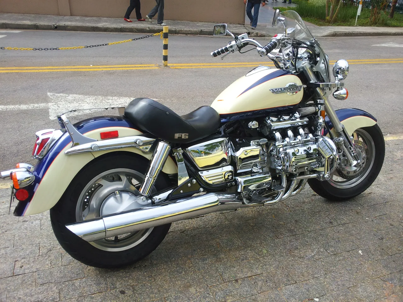 Honda F6 Valkyrie zescilinder cruiser zijaanzicht
