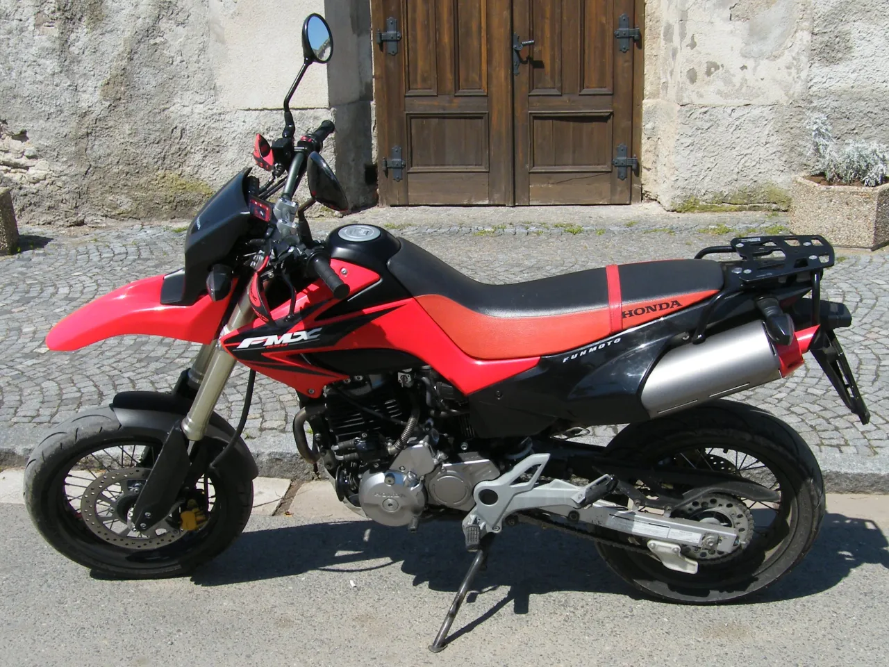Honda FMX 650 supermoto zijaanzicht
