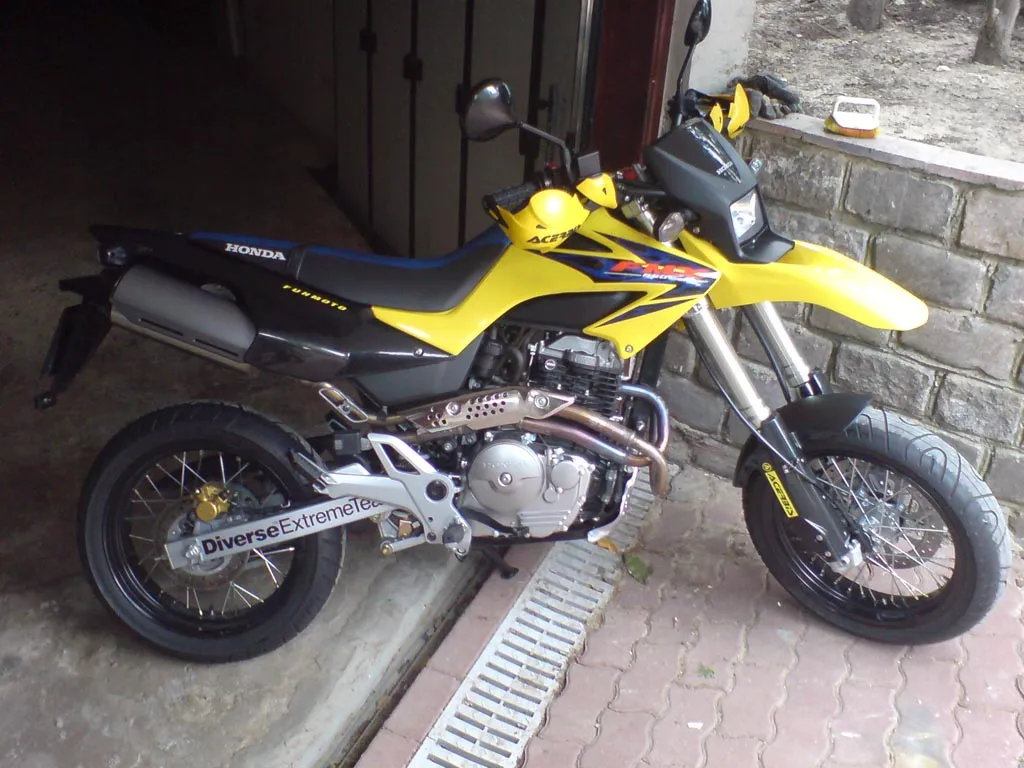 Honda FMX 650 supermoto linkerzijde