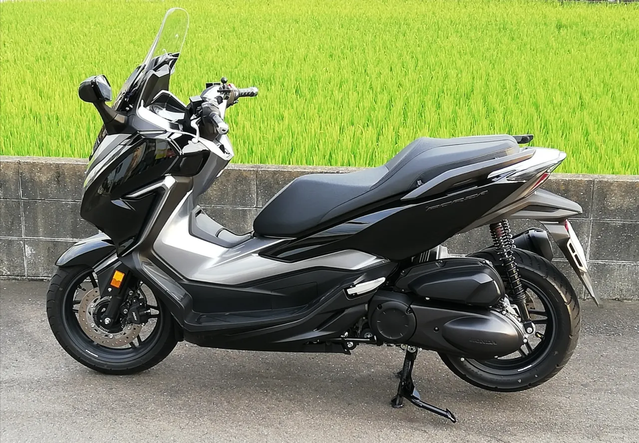 Honda Forza 125 MF13 maxi-scooter, zijaanzicht
