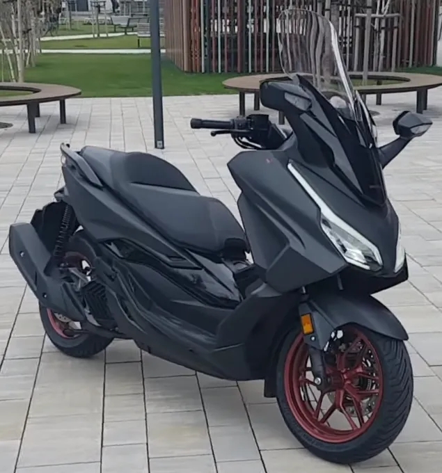 Honda Forza 125 Special Edition 2023 in het zwart, zijaanzicht