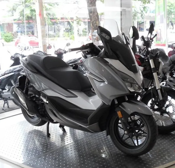 Honda Forza 300 maxi-scooter zijaanzicht