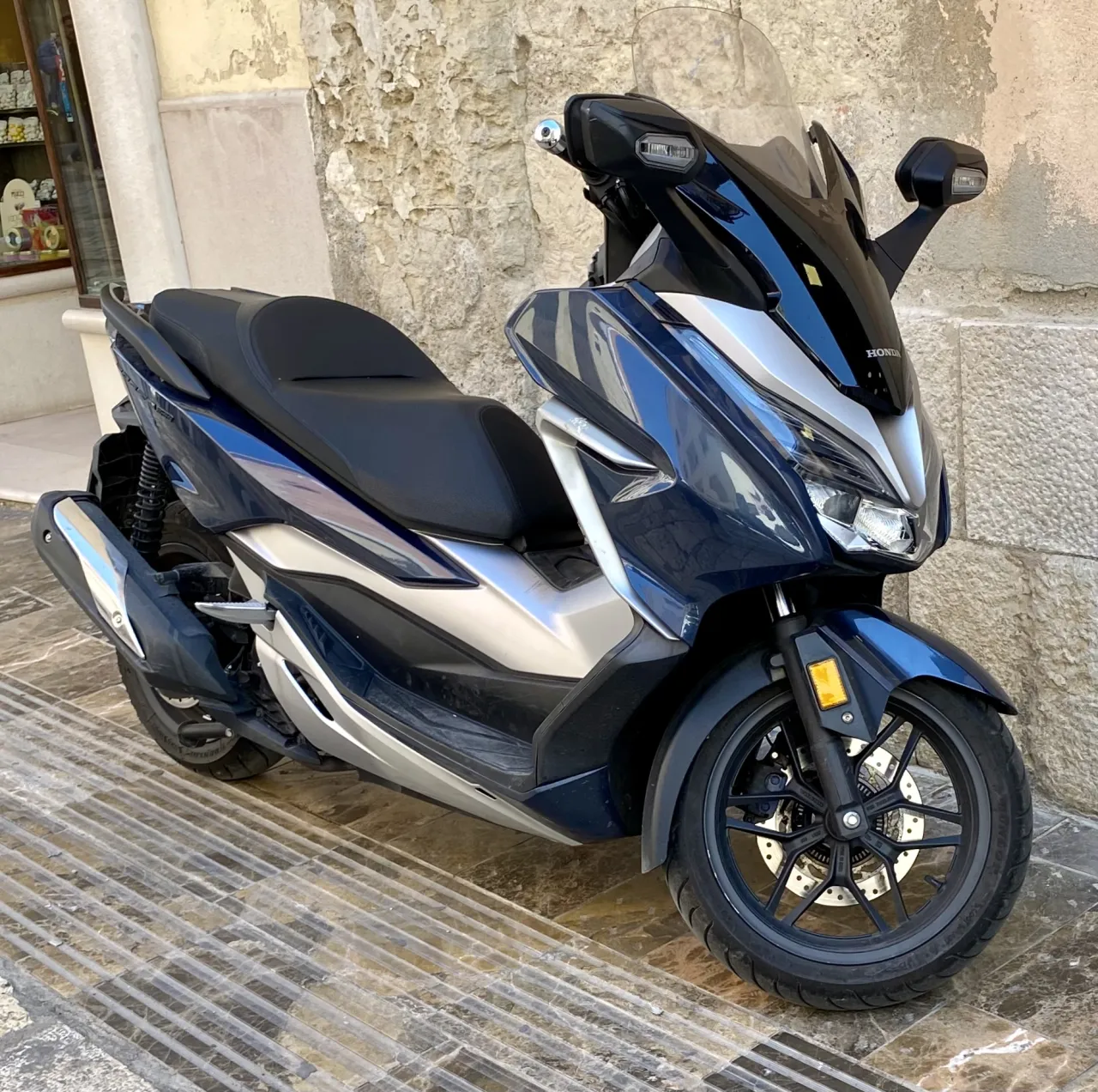 Honda Forza 300 ABS maxi-scooter, zijaanzicht