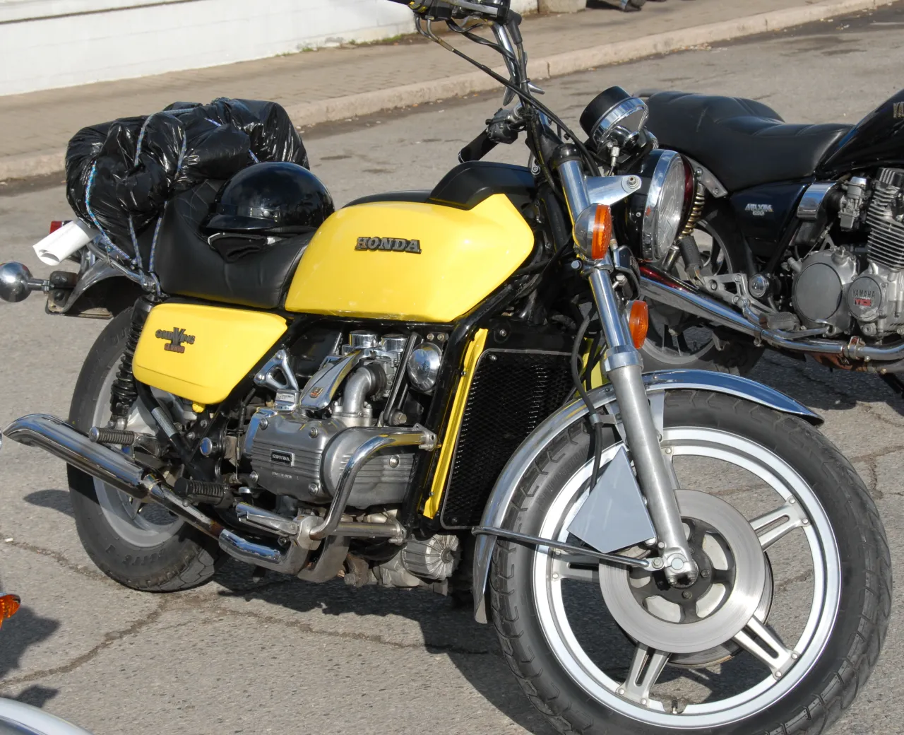 Honda GL1000 Gold Wing in geel, zijaanzicht