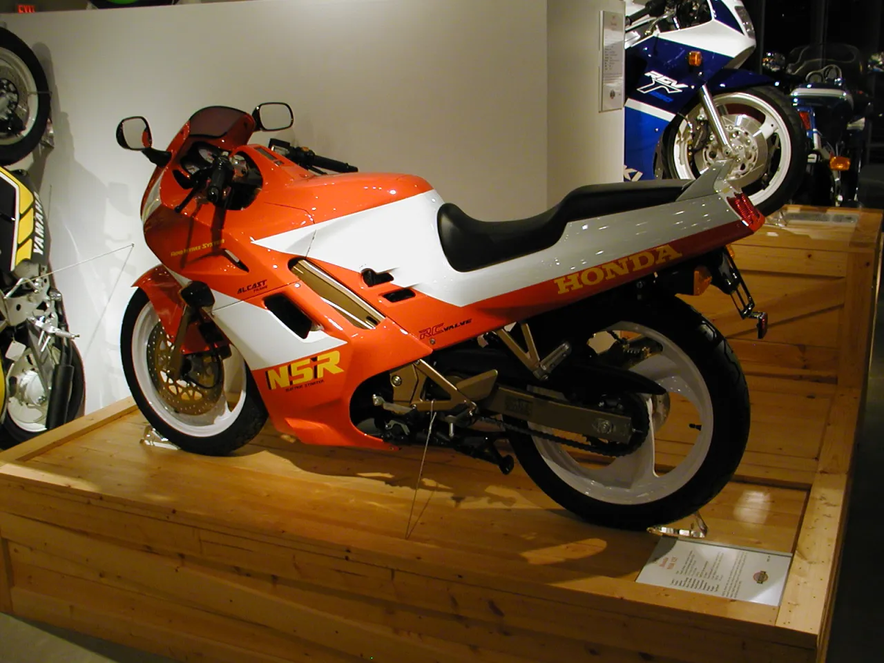 Honda NSR-125 uit 1990 zijaanzicht