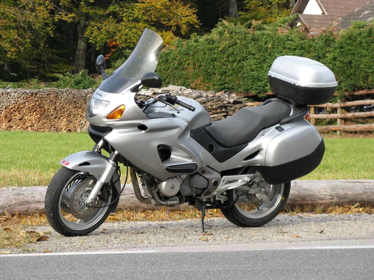 Honda NT650V Deauville RC47, linker zijaanzicht