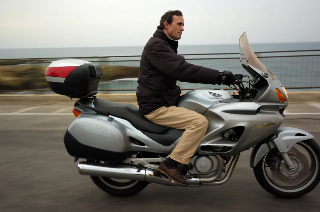 Honda NT650V Deauville in zilver, zijaanzicht