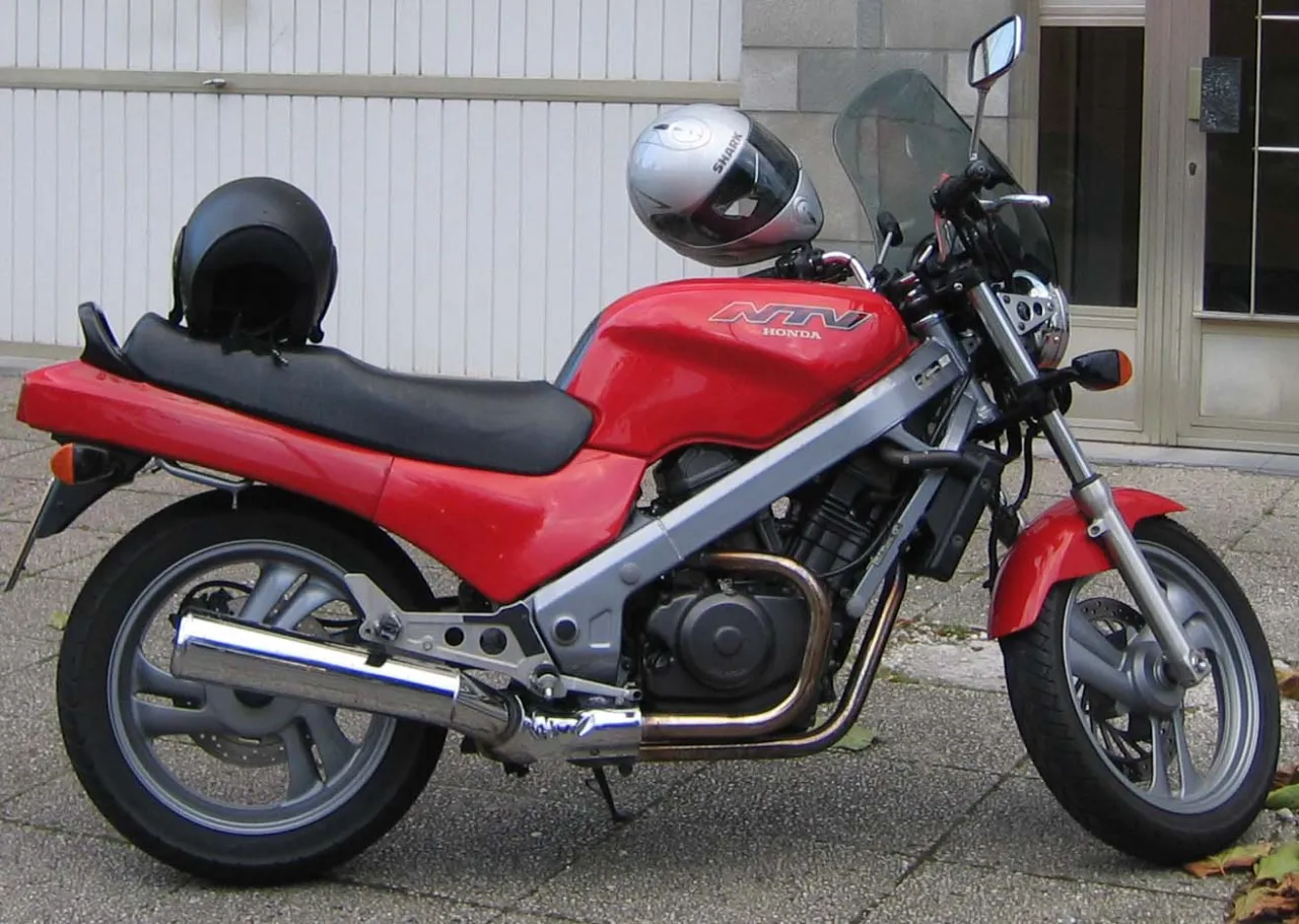 Honda NTV650 zijaanzicht