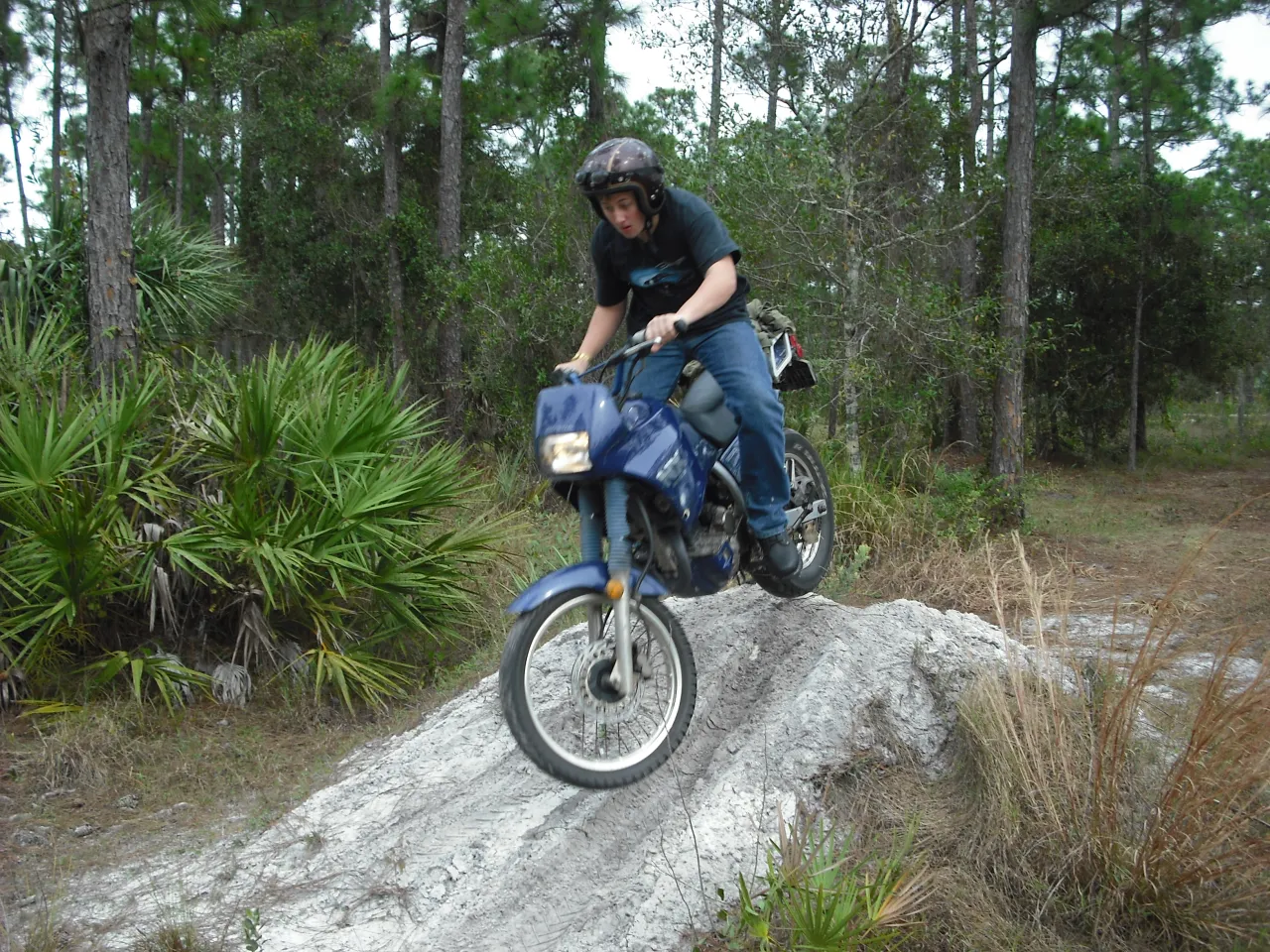 Honda NX-250 rijdend door duinen offroad