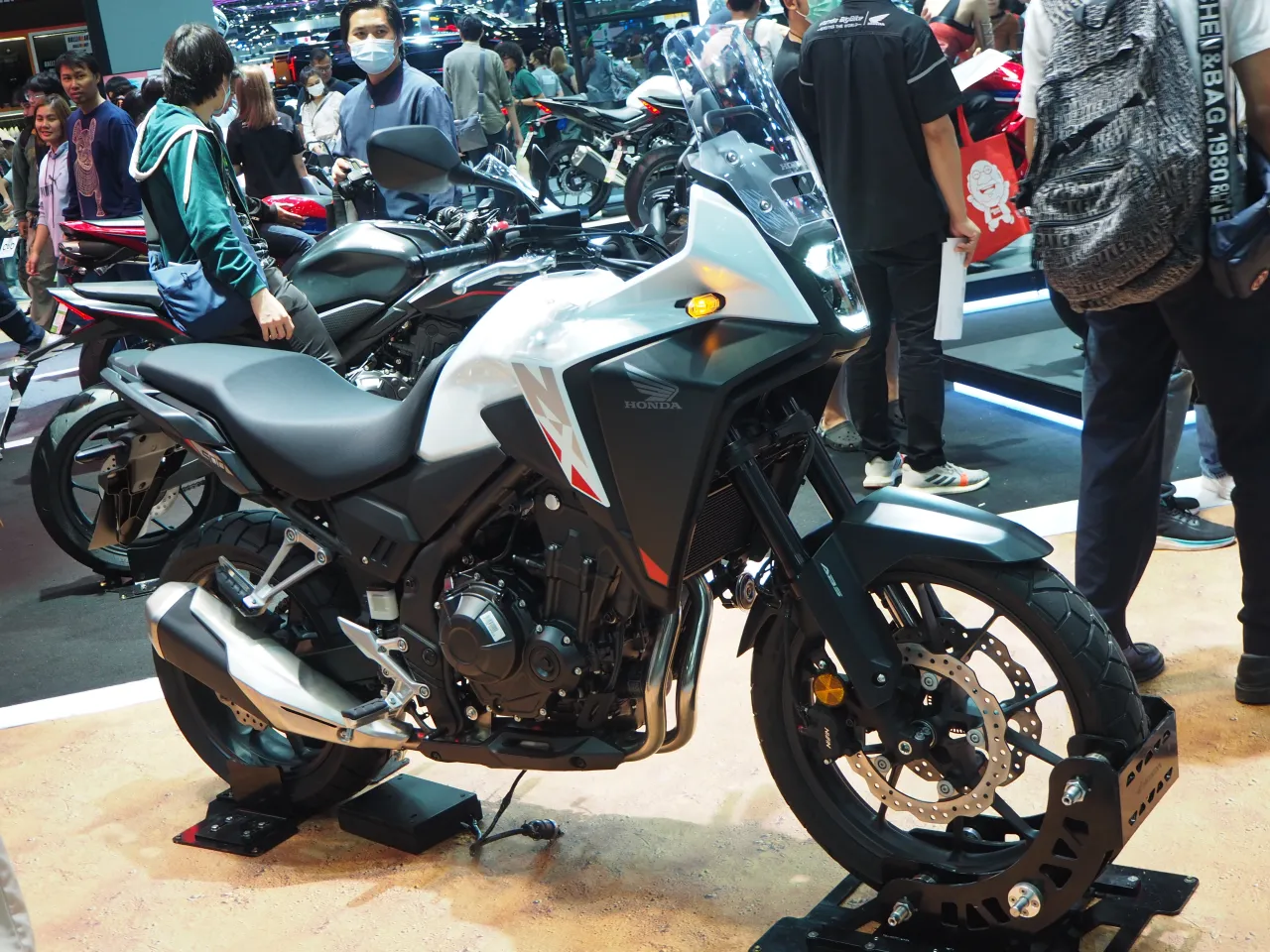 Honda NX500 2023 adventure motor, zijaanzicht