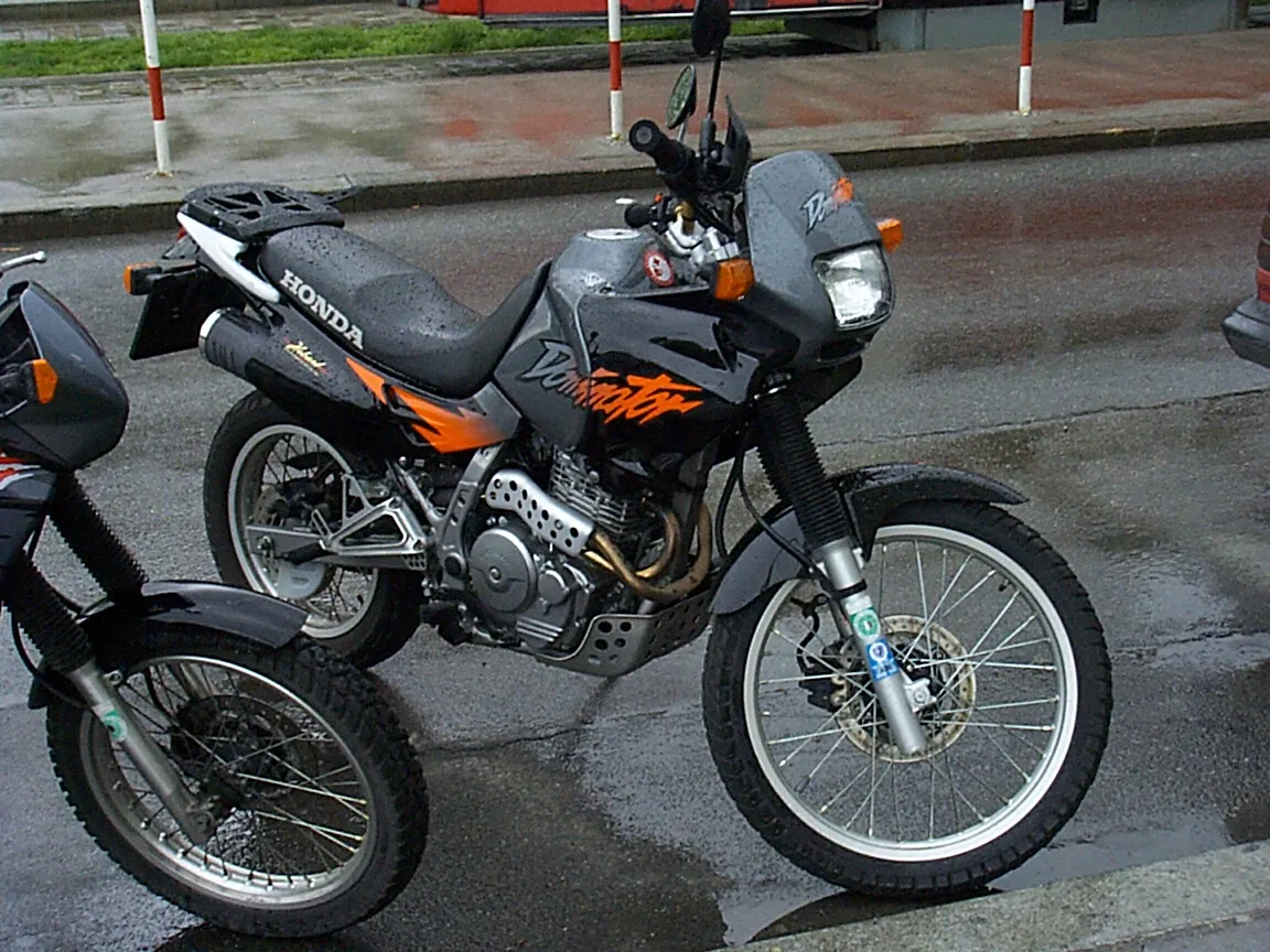 Honda NX650 Dominator driekwart vooraanzicht